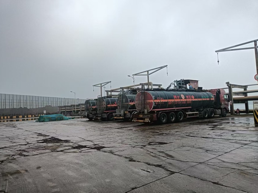 冲刺不停步，攻坚战正酣——沥青公司“双节”期间完成5000吨进口沥青接卸工作